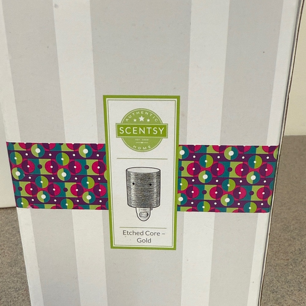 Scentsy Etched Core Gold Mini Warmer - Picture 2 of 3